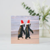 Pinguïns in Santa hoeden op het strand Feestdagenkaart (Staand voorkant)