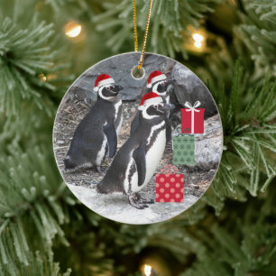 Pinguïns met rode kerstmutsen op vakantie keramisch ornament