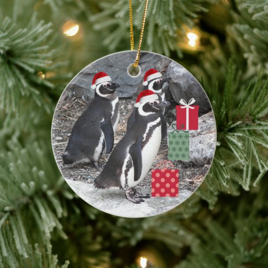 Pinguïns met rode kerstmutsen op vakantie keramisch ornament (Boom)