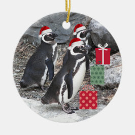 Pinguïns met rode kerstmutsen op vakantie keramisch ornament