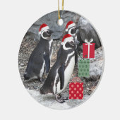 Pinguïns met rode kerstmutsen op vakantie keramisch ornament (Links)