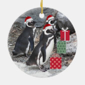 Pinguïns met rode kerstmutsen op vakantie keramisch ornament (Achterkant)