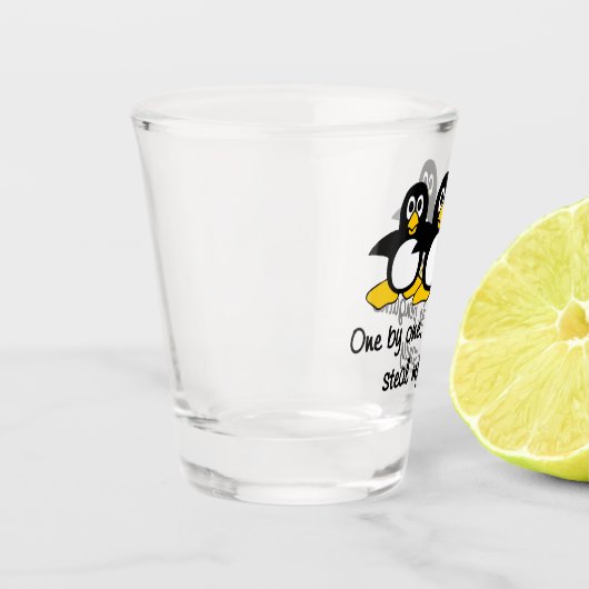 Pinguïns stelen mijn gezondheid shot glas (Links)