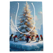 Pinguïns verzamelen zich rond een kerstboom medium cadeauzakje (Voorkant)