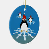 Pinguïns vliegen op een Snowflake Keramisch Ornament (Rechts)