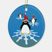 Pinguïns vliegen op een Snowflake Keramisch Ornament (Links)
