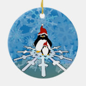 Pinguïns vliegen op een Snowflake Keramisch Ornament (Achterkant)