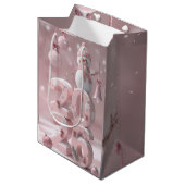 Pink 2026 Christmas & New Year Gift Bag Medium Cadeauzakje (Voorkant Gekanteld)