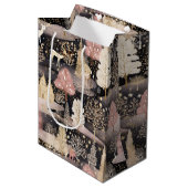 Pink and Black Elegant Snowy Deer Forest Medium Cadeauzakje (Voorkant Gekanteld)