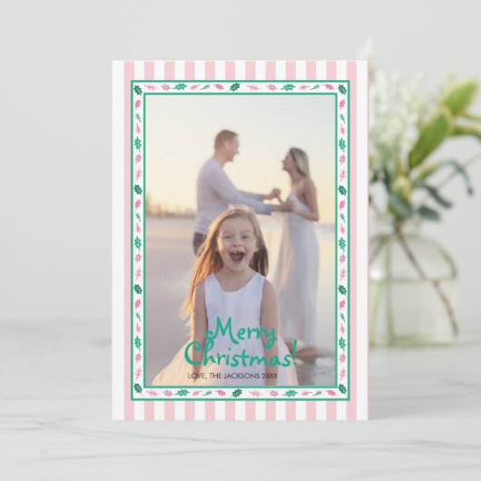 Pink and Green Holly Leaves Border Family Photo Feestdagenkaart (Staand voorkant)
