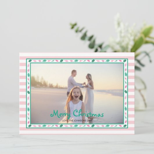 Pink and Green Holly Leaves Border Family Photo Feestdagenkaart (Staand voorkant)
