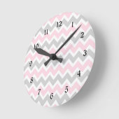 Pink and grey chevron baby girl nursery clock ronde klok (Hoek)