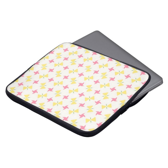 Pink and yellow pinwheel floral pattern laptop sleeve (Voorkant top)