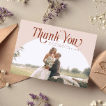 Pink Arch Wedding Bedankt<br><div class="desc">Elegante en minimalistische trouwbedankkaart met een groot roze boogvormig lijst met een wervelend serif-lettertype dat bovenaan "dank u" zegt. U kunt een tweede afbeelding op de achterkant toevoegen met een bericht.</div>