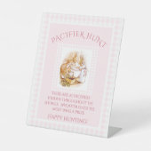 Pink Beatrix Potter Gingham-Baby shower Reclamebord Met Voetstuk (Voorkant)