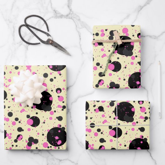 Pink & Black Polka Dot Wrapping Paper  (Voorkant)