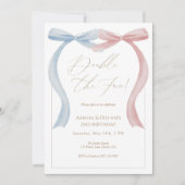 Pink blue bow Twin Birthday Invitation Kaart (Voorkant)