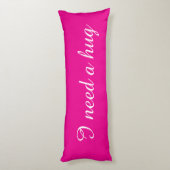 Pink body pillow with custom text | I need a hug Lichaamskussen (Achterkant (Verticaal))
