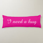 Pink body pillow with custom text | I need a hug Lichaamskussen (Voorkant)