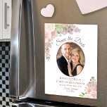Pink Boho Rozen Weddenschap Save the Date Photo Ma<br><div class="desc">Deze prachtige magnetisch sparen de datumkaarten zijn een geweldige manier om je vrienden en familie te laten weten hoe je op de proppen komt. Het rustic boho chic-ontwerp is voorzien van je foto in een ovaal lijst omgeven door een vleugje handbeschilderde rozen van de waterverf en bloesems in tinten van...</div>