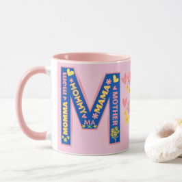 Pink Bold Letter M Met manieren om te zeggen Mama Mok