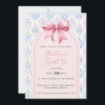Pink Bow Coquette Sweet 16 Kaart<br><div class="desc">This beautiful Sweet 16 birthday invitation features a pink bow. Around the edge is a pink and blue grandmillennial border. You can personalize with all the details for your special event. The back has a coordinating pattern.</div>