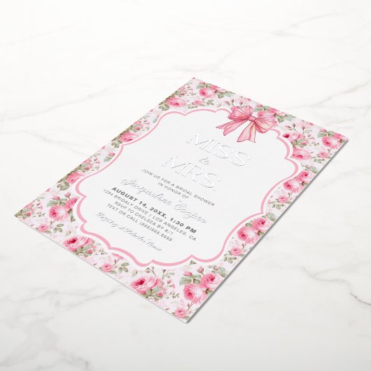 Pink Bow Miss to Mrs Vrijgezellenfeest Real Silver Folie Uitnodiging (Gedraaid)