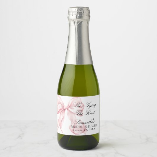 Pink Bow She's Tying the Knot Bridal Shower Sparkling Wijnetiket (Voorkant)
