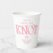 Pink Bow She's Tying the Knot Chic Bridal Shower Papieren Bekers (Achterkant)