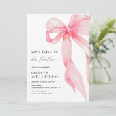 Pink Bow She's Tying Up Her Twenties 30th Birthday Kaart (Staand voorkant)