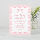Pink Bow Tying The Knot Bachelorette Party Kaart (Staand voorkant)