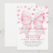 Pink Bow Valentijns's eerste verjaardagsuitnodigin Feestdagenkaart (Voorkant / Achterkant)