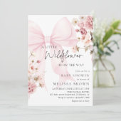 Pink Bow Wildflower Baby Shower Invitation Kaart (Staand voorkant)