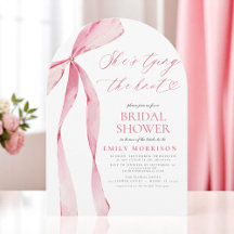 Pink Bow Ze is het vastbinden van de knoop Vrijgez