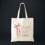 Pink Bow Ze is Tying the Knot Bachelorette Party Tote Bag<br><div class="desc">Introductie van de Pink Bow She's Tying the Knot Bachelorette Party Canvas tas - het perfecte accessoire voor het vieren van de aanstaande bruid! Deze chique canvas tas heeft een stijlvol roze strikontwerp met de zin "She's Tying the Knot", die een vleugje elegantie toevoegt aan een vrijgezellenfeest. Deze canvas tas...</div>