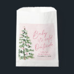 Pink Bows Girl Baby Het is koud buiten Baby shower Bedankzakje<br><div class="desc">De Pink Bows Girl Baby It's Cold Outside Baby shower Favorietas voegt een lieve, winterse touch toe aan je baby shower-gunsten! Versierd met zacht roze strikjes, een charmante kerstboom en delicate sneeuwvlokaccenten, belichaamt deze gunsttas perfect het gezellige thema "Baby It's Cold Outside". Het is een mooie en feestelijke manier om...</div>