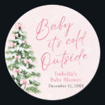 Pink Bows Girl Baby Het is koud buiten Baby shower Ronde Sticker<br><div class="desc">De Pink Bows Christmas Tree Girl Winter Baby shower Classic Sticker voegt een heerlijke touch toe aan uw winterse baby shower! Met een zacht roze strik en een feestelijke kerstboom is deze sticker ideaal voor het seizoensfeest van een babymeisje. Gebruik het om gunsten, enveloppen of decorstukken te versieren om gezellige,...</div>