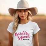 Pink Bride's Squad Gepersonaliseerde Bruids Party  T-shirt<br><div class="desc">Aangepaste bruidsfeesttanks en -t - shirts met "Bride's Squad"-afbeelding in een stijlvol penseelscript. Personaliseer het met uw trouwdatum,  bruiloft hashtag,  namen of andere aangepaste tekst. Perfecte gift voor bruid,  bruidsmeisjes en huwelijksfeest om voor de vrijgezellenpartij of de huwelijksdag te draag!</div>