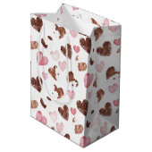 Pink Brown Cocoa Cow Print Hearts Birthday Medium Cadeauzakje (Achterkant Gekanteld)