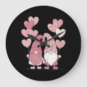 Pink Buffalo Plaid Heart Gnomes Valentijnsdag Grote Klok (Voorkant)