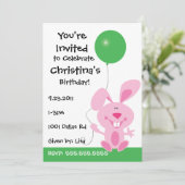 Pink Bunny Holding Green Balballon Birthday Invite Kaart (Staand voorkant)