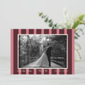 Pink &Burgundy Thin Stripe Invitation Kaart (Staand voorkant)