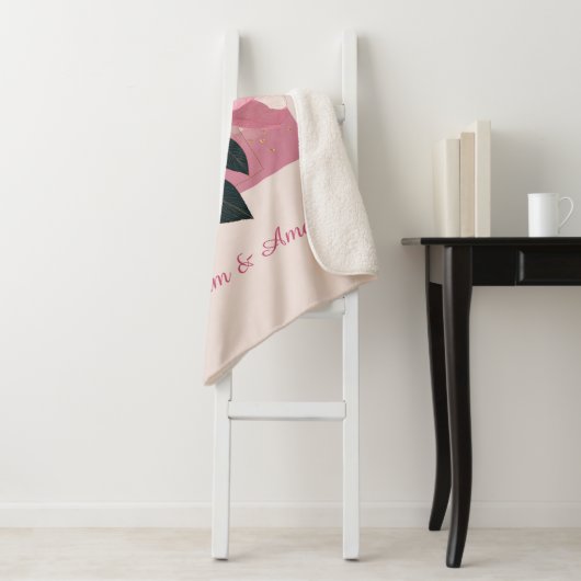 Pink Camellia Bloom Sherpa Deken (In situ)