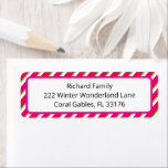 Pink Candy Cane Baby shower Retour Adres Label<br><div class="desc">Voeg een feestelijke en persoonlijke touch toe aan uw baby shower mailings met dit roze candy rietsuikerthema retour adreslabel. Met een moderne diagonale streepgrens in roze,  groen en rood,  is het ideaal voor vakantie-baby showers of winterfeesten. Een vrolijke manier om enveloppen aan te kleden met vakantiegevoel en aangepaste charme!</div>
