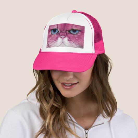PINK CAT FIERCE LOOK CAT EYS, FUN PINK CAT TRUCKER PET (In situ)