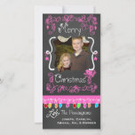 Pink Chalkboard Merry Kerstfeestdag fotokaart Feestdagenkaart<br><div class="desc">Vrolijk kerstfeestelijke fotokaarten met een krijtborduiterlijk,  veel roze draaiende roze draden en tekst die Merry Kerstmis leest,  een reeks kleurrijke boomlichten in verschillende kleuren,  roze hangende ornamenten,  en gebieden die je kunt aanpassen aan deze mooie en heldere vakantiefotofoonkaarten met je foto en namen!</div>