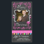 Pink Chalkboard Merry Kerstfeestdag fotokaart Feestdagenkaart<br><div class="desc">Vrolijk kerstfeestelijke fotokaarten met een krijtborduiterlijk,  veel roze draaiende roze draden en tekst die Merry Kerstmis leest,  een reeks kleurrijke boomlichten in verschillende kleuren,  roze hangende ornamenten,  en gebieden die je kunt aanpassen aan deze mooie en heldere vakantiefotofoonkaarten met je foto en namen!</div>