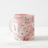 Pink cherry blossom monogram tweekleurige koffiemok (Voorkant links)