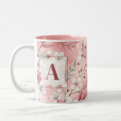 Pink cherry blossom monogram tweekleurige koffiemok (Links)