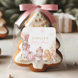 Pink Christmas Girl Baby shower Vierkante Sticker<br><div class="desc">Deze leuke Pink Christmas Girl Baby shower stickers zijn ideaal voor het toevoegen van een leuke,  feestelijke sfeer aan uw feest! Gebruik ze om uitnodigingen af te sluiten of gunsten te versieren,  waardoor je een beetje vakantiejuichen op je speciale dag brengt. Ontwikkelaar: Cava Party Design</div>